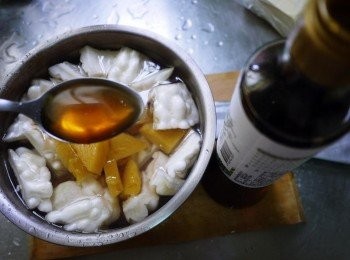 step4: 醬油和露1匙，蓋上鍋蓋放入大同電鍋，外鍋放1米杯的水，跳起來後試味道。若鳳梨味還沒入湯，再外鍋半米杯的水，繼續熬煮至入味