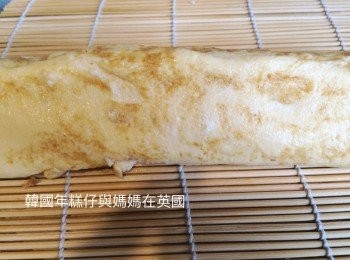 step6: 煎好後可用竹卷將蛋卷再卷實些，