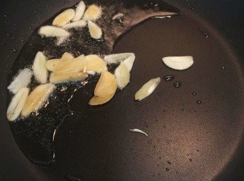step1: 平底鍋中加入3大匙的橄欖油,放入蒜片,炒到微微棕色