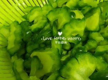 step2: 將苦瓜片放入容器內, 加入1湯匙海鹽, 用手揉搓苦瓜至其逼出苦汁, 待5分鐘後用清水沖洗淨及瀝乾水份