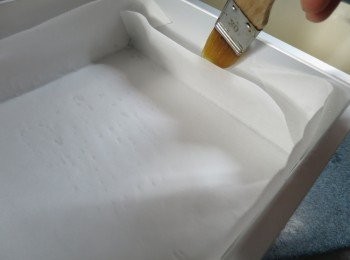 step6: 再做蛋糕體部份:先用牛油紙放入模內,邊位可搽上油痴住模