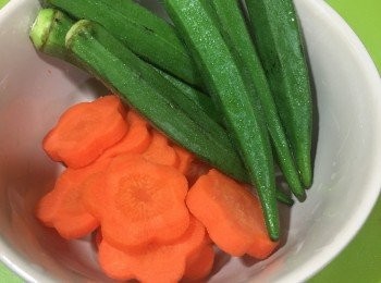 step1: 蔥洗淨後切粒, 粟米洗淨切粒, 洗米煲飯, 將粟米粒在飯煲內隔蒸熟, 椰菜、秋葵和紅蘿蔔洗淨, 椰菜洗淨後撕片, 紅蘿蔔去皮切片或印花, 煲滾水將椰菜、秋葵烚熟瀝乾水, 秋葵切粒, 紅蘿蔔也煮熟瀝乾