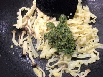 step6: 熄火加入青醬拌勻即成