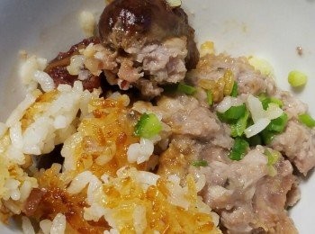 step4: 飯煲好後，在飯上放上蔥上，淋上熱豉油就得喇。