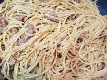 step5: 意粉及牛柳絲回鑊。煎牛柳絲剩下的汁用作汁料用。
而家先架黑白胡椒碎同意粉炒香。