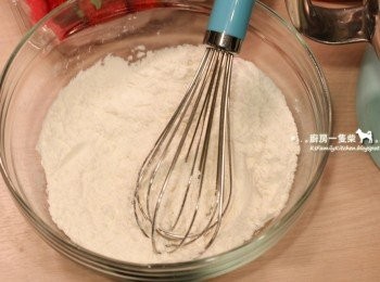 step1: 無鹽奶油小火加熱融化後關火，移至一旁降溫。中筋麵粉、泡打粉、鹽混合過篩備用。