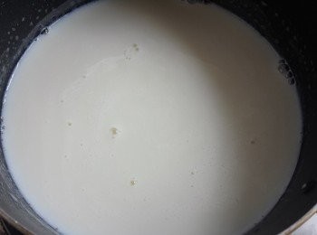step2: 將熱水與奶煮至滾。