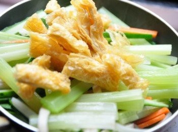 step7: 最後加入豆皮再調些少許鹽巴均勻拌炒