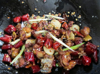 step5: 最後放入味精，蔥段炒勻就可以出鍋了。