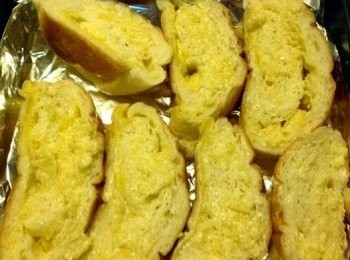 step2: 麵包切片, 把調味搽上麵包上