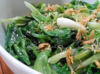 step1: 先把大陸妹洗淨，並切段，蒜頭打碎，備用，