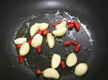 step2: 落橄欖油燒熱鑊，再落蒜頭、指天椒爆香，維持爆香1-2分鐘，好等辣椒出味