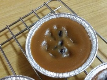 step1: 紅豆洗乾淨先浸過夜，煲至淋身，備用。
碗仔/蒸盤仔先放入蒸籠以中火先蒸。
所有粉類混合加入1/3的清水攪拌至無粉粒。其餘清水加入黃片糖煲滾至糖完全溶解後，撞入粉漿中，攪拌均勻。倒入以蒸的碗仔/蒸盤中，再加入紅豆以大火蒸10-12分鐘，完成。