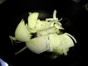 step2: 起鍋下奶油炒香洋蔥，
