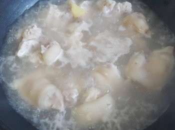 step2: 用薑片，鹽，黃酒煮 1‘1/2小時，蓋好焗30分鐘，隔水備用