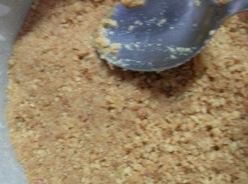 step3: 再將已經拌勻牛油之餅碎放入6吋蛋糕模內,用匙羹壓實(蛋糕模要舖上牛油紙方便脫模),再將餅底放入雪櫃冰箱雪至硬身