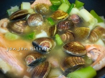 step4: 下大蜆煮至開口，將大蜆撈起放一邊稍後拆肉備用。因鮮味已煲出來了，棄殻不要。