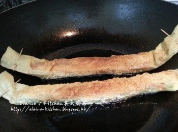 step9: 燒紅鑊 , 放下素鵝用慢火慢慢煎至兩面金黃色