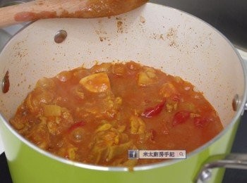 step5: 加入鹽和整罐番茄，關蓋以小火煮45分鐘。