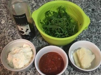 step2: 趁麵糰進行發酵時，備好批薩的用料。芝麻菜用可飲用的水洗淨後瀝乾；帕馬森起司切薄片，馬薩瑞拉起司撕成小塊。