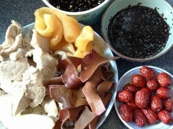 step1: 將黑豆洗淨，浸半小時以上再清洗乾淨

將花膠淨至軟身，出水洗淨

瘦肉切塊出水備用

 紅棗洗淨去核

白背木耳浸半小時以上，去蒂，洗淨隨意切細塊
