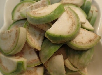 step1: 1 將<span class="group_1">食材</span>備好雲水茄.燈籠椒洗淨 將<span class="group_1">食材</span>備好雲水茄.燈籠椒洗淨
2 很硬的口感,切小片 很硬的口感,切小片
3 切片後下油鍋煎軟 切片後下油鍋煎軟
4 待雲水茄軟後加入所有調味料及燈籠椒,起鍋前灑上白芝麻即可 待雲水茄軟後加入所有調味料及燈籠椒,起鍋前灑上白芝麻即可