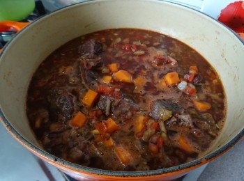 step8: 加入適量水份煮至滾起，蓋上鍋蓋慢炆煮小時，隨即關火焗15分鐘;  開蓋觀察水的蒸發度（如需要請補充水份）  重複炇焗步驟至牛腱軟腍為止;  最後用生抽及糖<span class="group_2">調味</span>便完成。