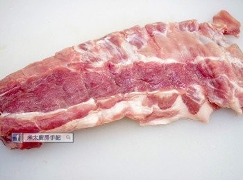 step1: 豬肋排充分解凍抹乾水分，把<span class="group_2">醃料</span>均勻塗上豬肋排上，醃過夜。