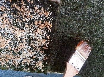 step8: 再將麥芽糖漿搽在另一塊紫菜上