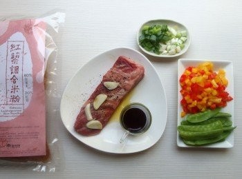 step1: 準備材料。將蔥分切成蔥白及蔥花。彩色甜椒切丁。