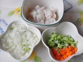 step2: 先備料：將鱈魚蒸略熟取出魚刺切碎、洋蔥、小黃瓜、紅蘿蔔切碎丁