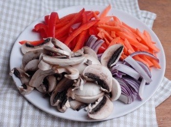 step1: 先將所有材料洗淨，切片，切小塊或切絲