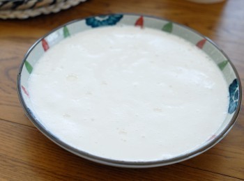 step5: 在蒸盤上塗一層薄薄的油，用篩過濾粉漿，用大火蒸約20至25分鐘即成！