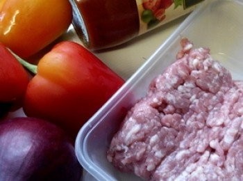 step1: 將大蒜切碎碎，細細的，白洋蔥切小小片。
切好後將1/4油倒入鍋內加熱後，把大蒜、絞肉炒香再把切好的洋蔥倒入油鍋炒一炒。
這時將番茄醬放入鍋內再一起攪拌均衡，如何將麝香草(Dry Thyme)、罗勒（dry basil）、意大利調味料（italian esasoning）糖一起進去，再煮大約3分鐘。