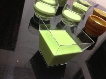 step2: 2） 加入已浸軟的魚膠片，繼續慢火煮至魚膠片完全溶化。

3) 將液體過篩(用魚湯袋，可幚助隔去部分茶渣）倒進溶器，待冷卻後放入雪櫃，雪至凝固。

4) 在上面加上紅豆蓉，便成為紅豆布丁喇。