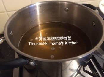 step4: 然後隔篩剩下高湯備用。