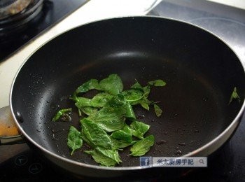 step5: 鍋中燒熱2湯匙油，下九層塔葉煎脆，撈起備用。