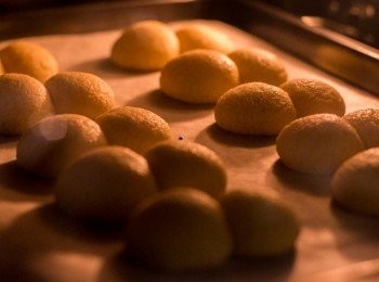 step10: 取出，置於焗爐中層焗約12分鐘，其間待曲奇開始變啡時(約焗至7-8分鐘時)放上一張錫紙於整盤面上以防餅面太深色