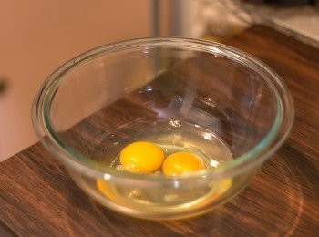 step4: 大碗裡打入全蛋及蛋白