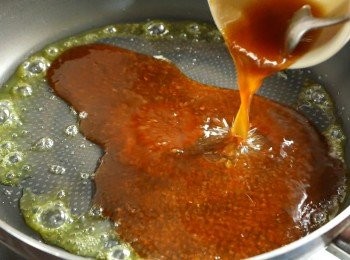 step8: 以廚紙把鍋子抹淨，下無鹽牛油，以小火煮至溶化。下醬汁邊攪拌邊煮至滾起。