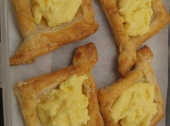 step5: 酥皮和<span class="group_2">吉士醬</span>需攤凍,凍後將吉士放上細正方形上面。(<span class="group_2">吉士醬</span>可放入雪櫃雪凍。)