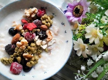 step2: 之後再加入冷凍莓果 , 還可以加另外口味的cereal , 當然少不了堅果