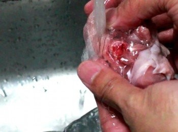 step2: 重點! 家有小孩, 請特留意!
無論是肉攤或是自己剁斬雞肉, 料理前必需, 也要特別仔細檢查, 清洗去所有留下的碎骨。
被雞骨啃到是很恐佈的事情, 家有小孩必需確實清理。