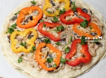 step8: 再蓋上另一張蛋餅皮稍微壓平，依序鋪上剩下2/3的白醬餡、彩椒絲、新鮮巴西利葉，及適量黑胡椒粒。