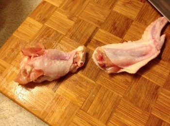 step1: 雞全翼解凍洗淨，先切去雞槌部分（留作其他菜式）