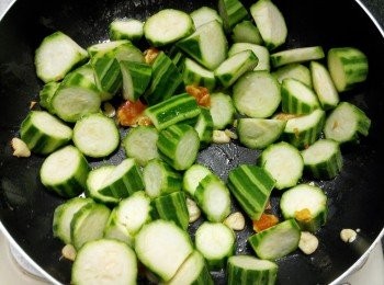 step3: 加入咸蛋黃炒至半溶，倒入勝瓜炒片刻。