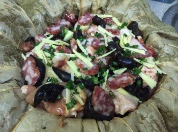 step5: 將醃好的滑雞、臘腸及雲耳平鋪在白飯上, 加上薑絲及蔥粒