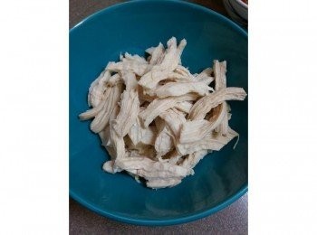 step3: 10分鐘後拿起<a href="https://bit.ly/3EZL8dD" target="_blank" data-keyword="雞胸" class="guide-link"><strong>雞胸</strong></a> <span style="display:inline-block;vertical-align:middle;margin-top:-3px;color:initial;border-radius:3px;padding:2px 3px;font-size:12px;line-height:14px;background:#87d300;color:#fff;">即買</span> 肉泡進冷水，待冷後撕成雞絲備用