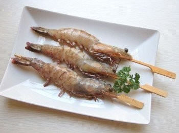 step2: 海大蝦清洗後去除腸泥, 用餐巾紙擦乾,串上竹籤備用