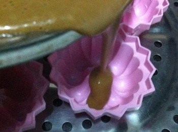 step3: 把麵糊倒入模型。